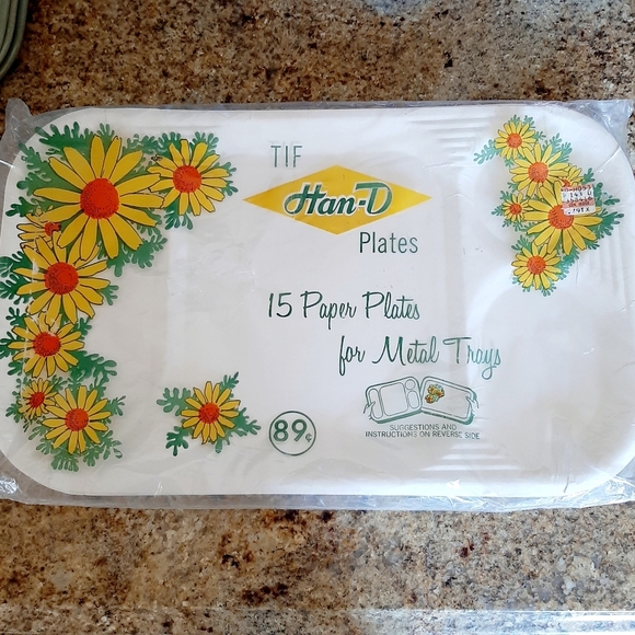 VTG METAL TRAYS AND PLATES - Picture 6 of 11